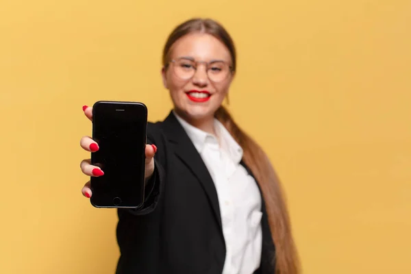 Młoda Ładna Kobieta Szczęśliwy Zaskoczony Wyraz Twarzy Koncepcja Smartfona — Zdjęcie stockowe