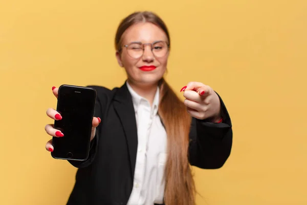 Ung Vacker Kvinna Pekande Gest Smart Telefon Koncept — Stockfoto