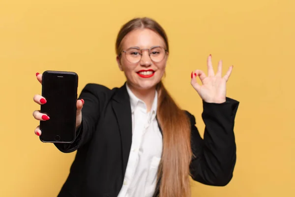 Ung Vacker Kvinna Glada Och Överraskade Uttryck Smart Telefon Koncept — Stockfoto