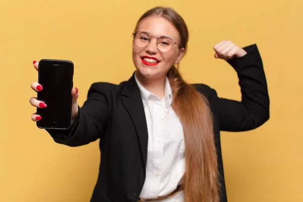 Ung Vacker Kvinna Fira Triumf Som Vinnare Smart Telefon Koncept — Stockfoto