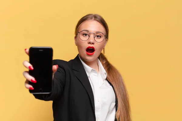 Una Mujer Joven Bonita Expresión Impactada Sorprendida Concepto Teléfono Inteligente — Foto de Stock