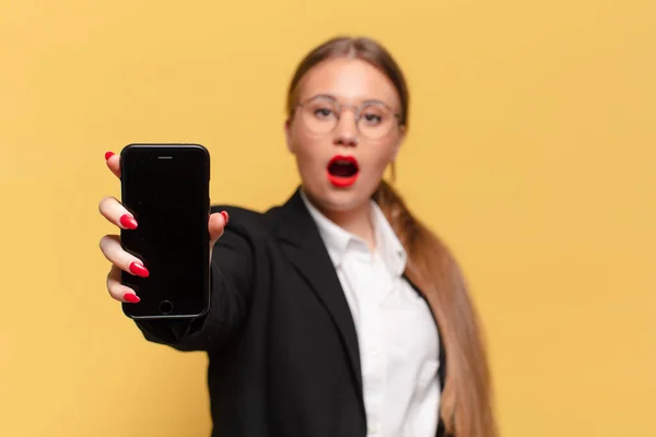 Ung Vacker Kvinna Chockad Eller Förvånad Uttryck Smart Telefon Koncept — Stockfoto