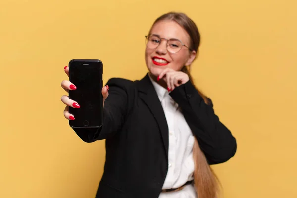 Una Mujer Joven Bonita Concepto Teléfono Inteligente Expresión Pensante Dudosa — Foto de Stock