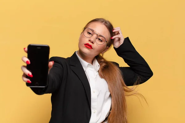 Ung Vacker Kvinna Förvirrad Uttryck Smart Telefon Koncept — Stockfoto