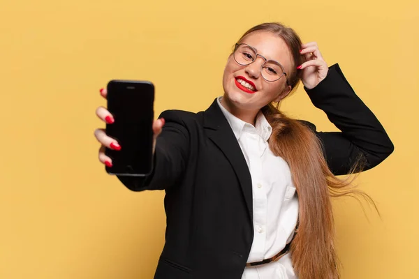Ung Vacker Kvinna Tänkande Eller Tvivlande Uttryck Smart Telefon Koncept — Stockfoto