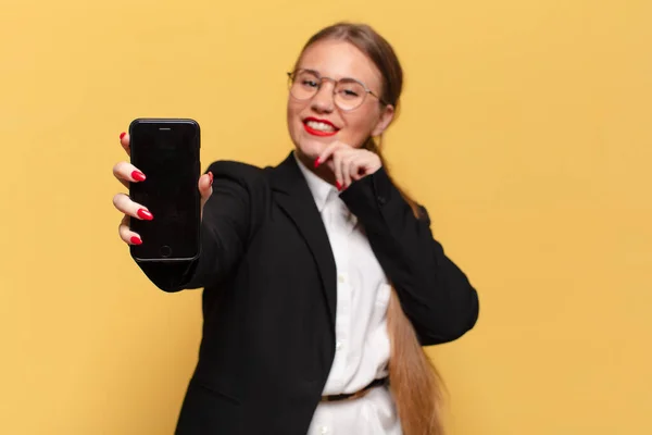 Ung Vacker Kvinna Tänkande Eller Tvivlande Uttryck Smart Telefon Koncept — Stockfoto