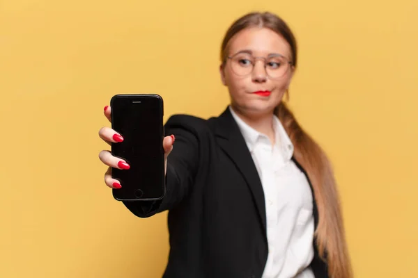 Ung Vacker Kvinna Förvirrad Uttryck Smart Telefon Koncept — Stockfoto