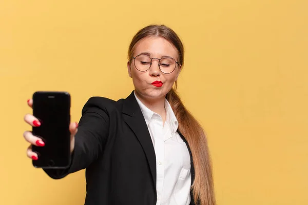 Ung Vacker Kvinna Förvirrad Uttryck Smart Telefon Koncept — Stockfoto