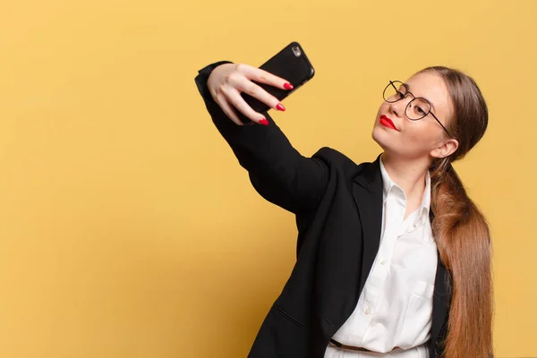 Ung Vacker Kvinna Glada Och Överraskade Uttryck Smart Telefon Koncept — Stockfoto