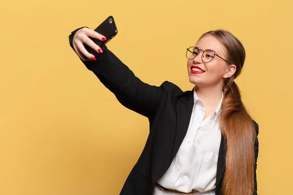 Ung Vacker Kvinna Glada Och Överraskade Uttryck Smart Telefon Koncept — Stockfoto