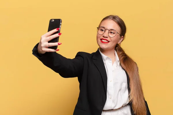Ung Vacker Kvinna Glada Och Överraskade Uttryck Smart Telefon Koncept — Stockfoto