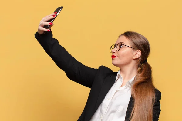 Młoda Ładna Kobieta Szczęśliwy Zaskoczony Wyraz Twarzy Koncepcja Smartfona — Zdjęcie stockowe