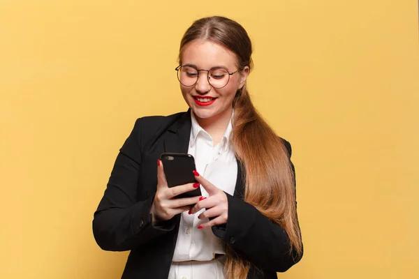 Ung Vacker Kvinna Glada Och Överraskade Uttryck Smart Telefon Koncept — Stockfoto