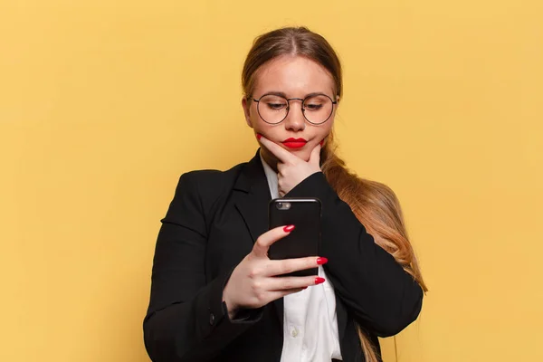 Una Mujer Joven Bonita Concepto Teléfono Inteligente Expresión Pensante Dudosa — Foto de Stock