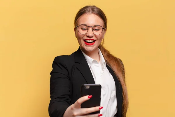 Una Mujer Joven Bonita Expresión Feliz Sorprendida Concepto Teléfono Inteligente — Foto de Stock