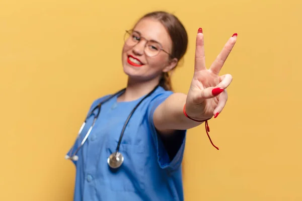 Молода Красива Жінка Пишається Концепцією Медсестри — стокове фото