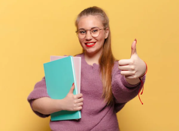 Uma Jovem Mulher Bonita Expressão Feliz Surpreso Conceito Estudante — Fotografia de Stock