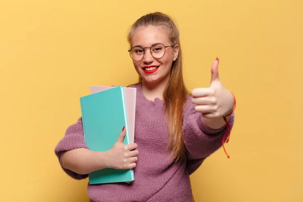 Młoda Ładna Kobieta Szczęśliwy Zaskoczony Wyraz Twarzy Koncepcja Studenta — Zdjęcie stockowe