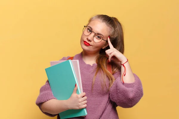 Jonge Mooie Vrouw Denken Twijfelen Aan Expressie Studentenconcept — Stockfoto