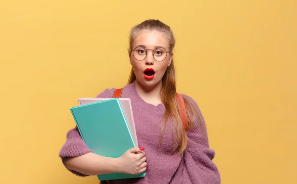 Uma Jovem Mulher Bonita Expressão Chocada Surpresa Conceito Estudante — Fotografia de Stock