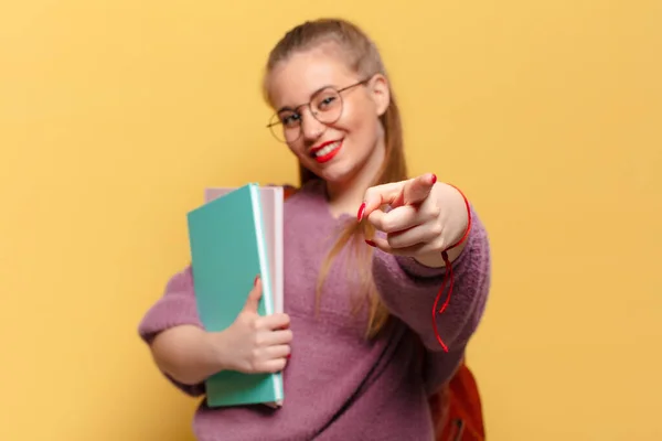 Uma Jovem Mulher Bonita Gesto Apontar Conceito Estudante — Fotografia de Stock