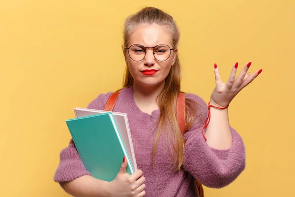 Ung Vacker Kvinna Förvirrad Eller Orolig Uttryck Studentbegreppet — Stockfoto