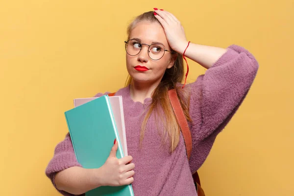 Jovem Mulher Bonita Confuso Preocupado Expressão Conceito Estudante — Fotografia de Stock