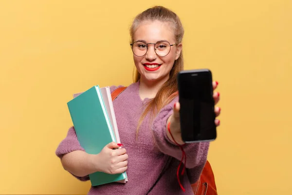 Uma Jovem Mulher Bonita Expressão Feliz Surpreso Conceito Estudante — Fotografia de Stock