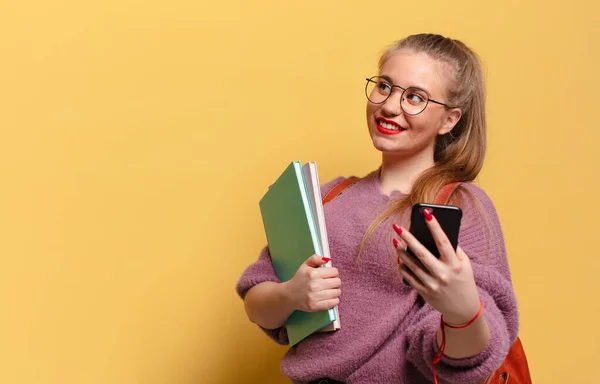 Una Mujer Joven Bonita Expresión Feliz Sorprendida Concepto Estudiante —  Fotos de Stock