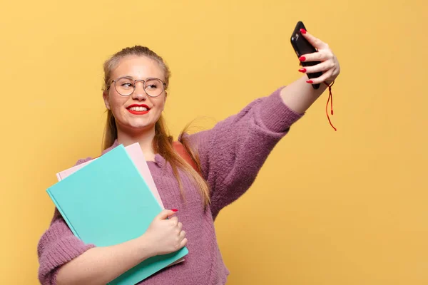 Uma Jovem Mulher Bonita Expressão Feliz Surpreso Conceito Estudante — Fotografia de Stock