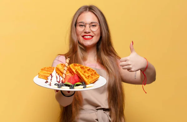 Mladá Krásná Žena Šťastný Překvapený Výraz Pekař Koncept — Stock fotografie