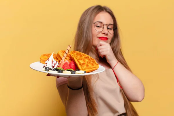 Una Mujer Joven Bonita Pensamiento Expresión Dudosa Panadero Concepto —  Fotos de Stock