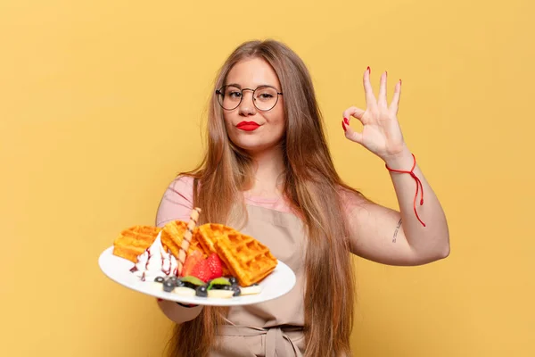 Una Mujer Joven Bonita Expresión Feliz Sorprendido Panadero Concepto —  Fotos de Stock