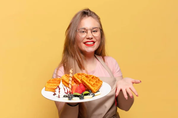 Una Mujer Joven Bonita Expresión Feliz Sorprendido Panadero Concepto —  Fotos de Stock