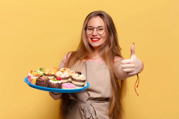 Una Mujer Joven Bonita Panadero Expresión Feliz Sorprendido Con Cupcakes —  Fotos de Stock