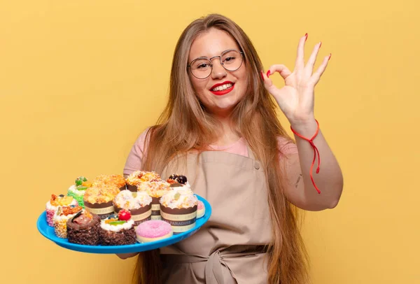 Una Mujer Joven Bonita Panadero Expresión Feliz Sorprendido Con Cupcakes —  Fotos de Stock