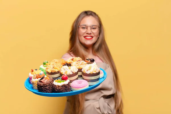 Ung Vacker Kvinna Glad Och Förvånad Uttryck Bagare Med Cupcakes — Stockfoto