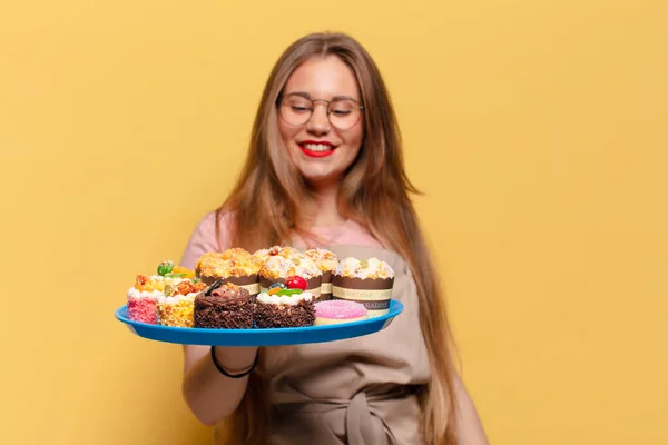 Una Mujer Joven Bonita Panadero Expresión Feliz Sorprendido Con Cupcakes —  Fotos de Stock