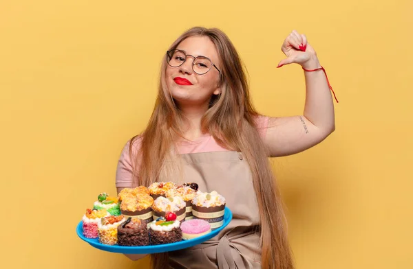 Joven Bonita Mujer Orgullosa Expresión Panadero Con Cupcakes —  Fotos de Stock