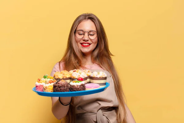 Una Mujer Joven Bonita Panadero Expresión Feliz Sorprendido Con Cupcakes —  Fotos de Stock