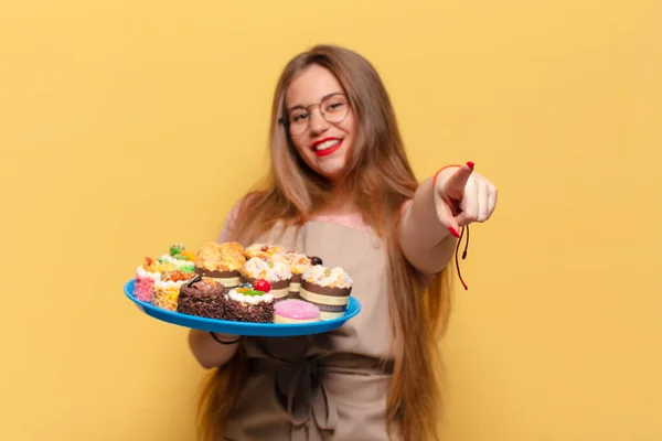 Una Mujer Joven Bonita Señalando Gesto Panadero Con Cupcakes —  Fotos de Stock