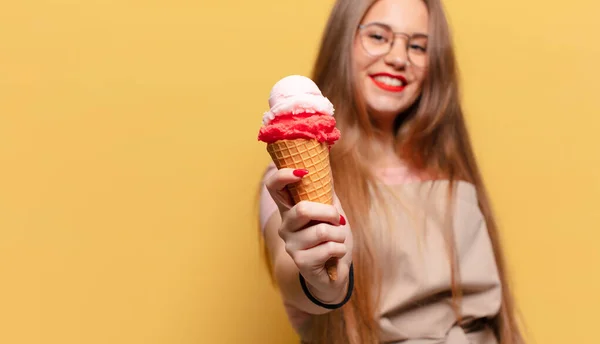 Jeune Jolie Femme Expression Heureuse Surprise Concept Crème Glacée — Photo