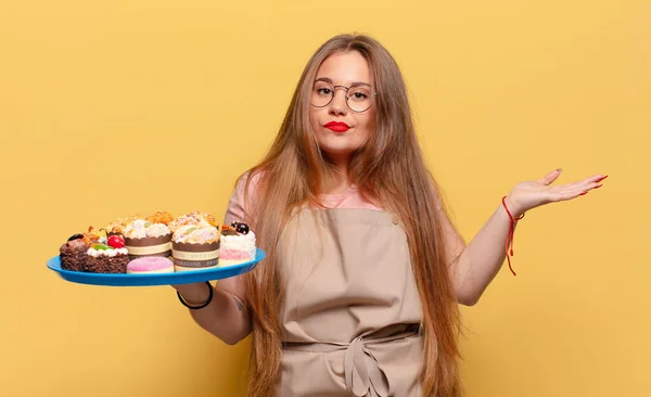 Joven Bonita Mujer Confundido Expresión Panadero Con Cupcakes —  Fotos de Stock
