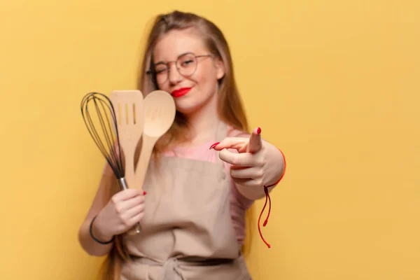 Ung Vacker Kvinna Glad Och Förvånad Uttryck Kock Matlagning Koncept — Stockfoto