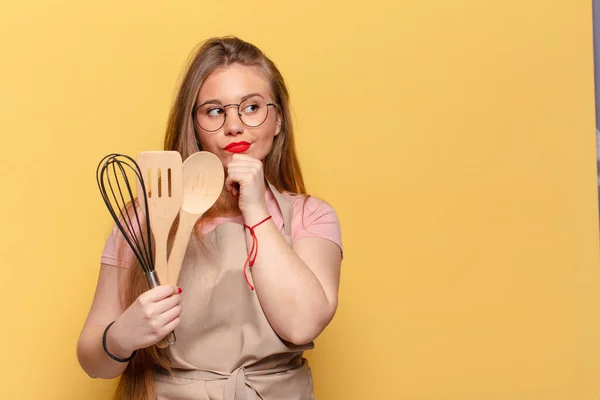 Ung Vacker Kvinna Tänkande Eller Tvivlande Uttryck Kock Matlagning Koncept — Stockfoto