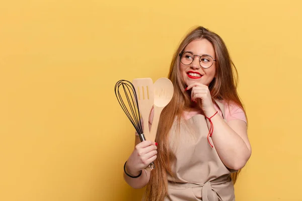 Ung Vacker Kvinna Tänkande Eller Tvivlande Uttryck Kock Matlagning Koncept — Stockfoto