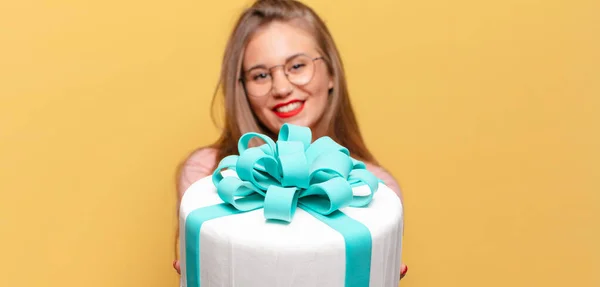 若い可愛い女だ 幸せと驚きの表情誕生日ケーキのコンセプト — ストック写真