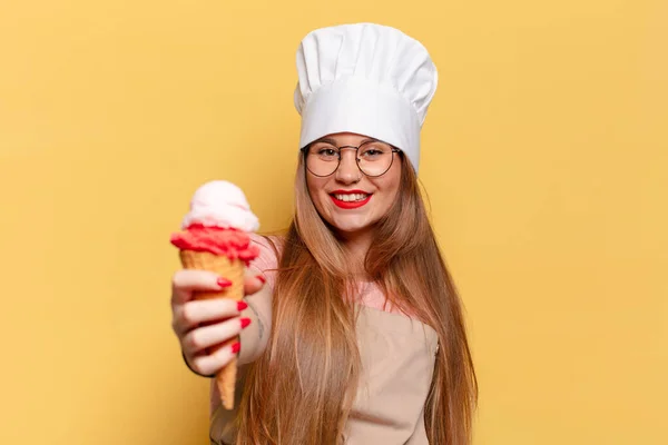 Una Mujer Joven Bonita Expresión Feliz Sorprendida Concepto Helado —  Fotos de Stock