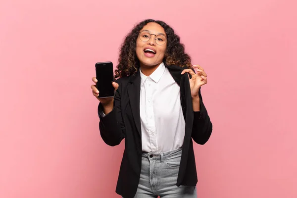 Jovem Mulher Hispânica Bonita Feliz Orgulhosa Negócios Conceito Smartphone — Fotografia de Stock