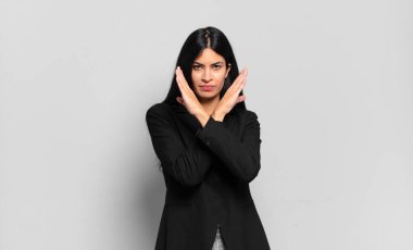 Genç İspanyol iş kadını tavırlarından rahatsız ve sıkılmış görünüyor. Yeter artık! Eller önde çapraz, durmanı söylüyor.